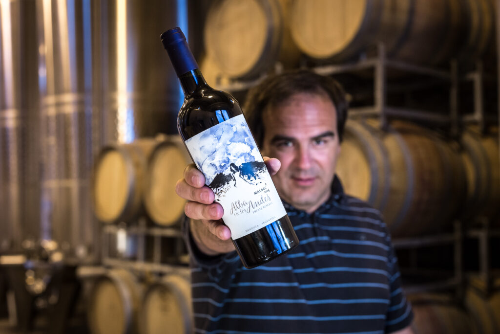 Alba en los Andes Finca Malbec. Es un vino que tiene una estructura media, bien frutado, un fiel representante de nuestro malbec argentino. Esta bebida es fresca y con un intenso color violáceo.